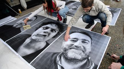 L'artiste JR a collé à l'extérieur du CESE à Paris des portraits des participants de la Convention citoyenne pour le climat&nbsp;pour son projet "Inside Out", le 5 mars 2020. (BERTRAND GUAY / AFP)