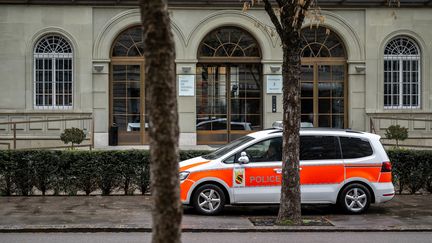 Une voiture de police circule dans les rues de Berne (Suisse), le 19 mars 2023. (FABRICE COFFRINI / AFP)