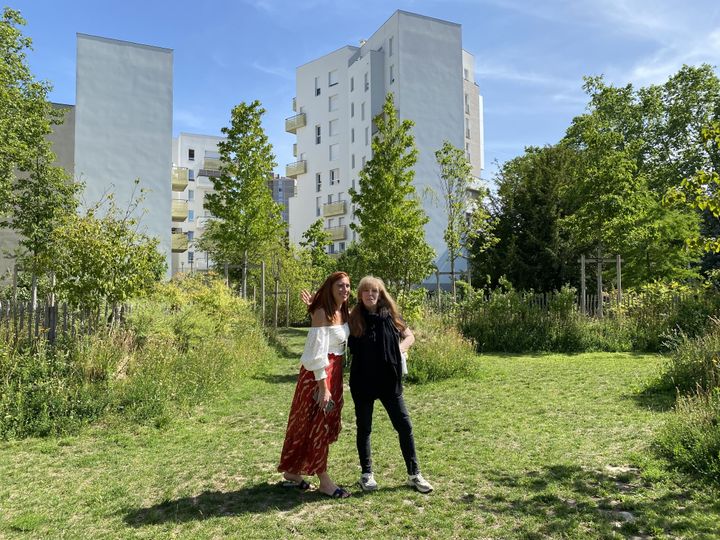 Morgane de Bernardi, deputy director of the Les Bizis leisure center (left), and Hyacinthe Jauniau, facilitator, on June 16, 2022 in the establishment's garden.  (THOMAS BAIETTO / FRANCEINFO)