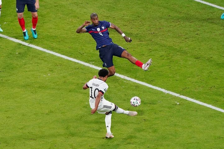 Presnel Kimpembe (en bleu), lors du match face à l'Allemagne, le 15 juin 2021,&nbsp;à l’Allianz Arena (Munich). (ANDRE WEENING / AFP)