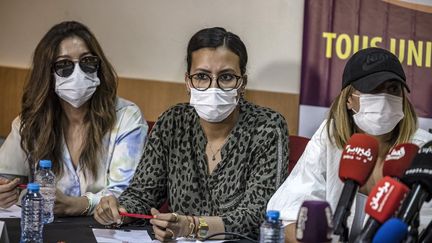 Des femmes marocaines&nbsp;qui ont porté plainte contre Jacques Bouthier s'adresse à des journalistes à Tanger (Maroc), le 17 juin 2022. (FADEL SENNA / AFP)