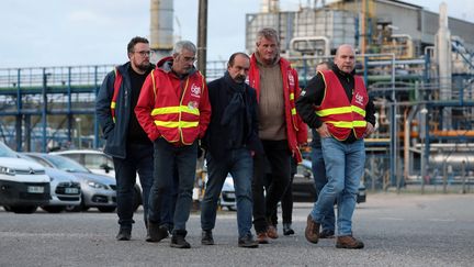 Le leader de la CGT, Philippe Martinez, échange avec des salariés grévistes, le 12 octobre 2022, sur le site pétrolier de Port-Jérôme-sur-Seine (Seine-Maritime). (LOU BENOIST / AFP)