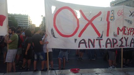 A Ath&egrave;nes, le 12 juillet, des manifestants brandissent un panneau en faveur du "non" au r&eacute;f&eacute;rendum (et &agrave; l'accord avec Bruxelles). (ARIANE NICOLAS / FRANCETV INFO)