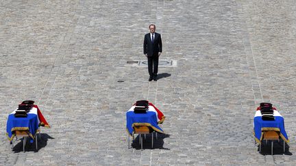 Aux Invalides, Hollande rend hommage aux trois soldats morts au Mali