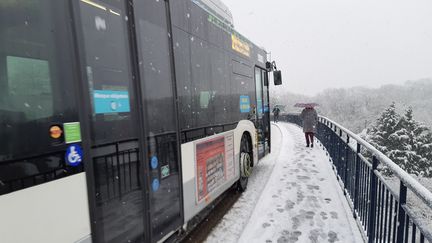 Un bus sous la neige à Nancy le 14 janvier 2021. (CÉDRIC  LIETO / FRANCEINFO)