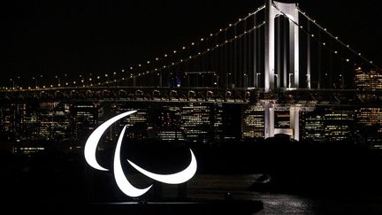 Les "agitos", symboles des Jeux paralympiques, le 23 août 2021&nbsp;à Tokyo (Japon). (CHARLY TRIBALLEAU / AFP)