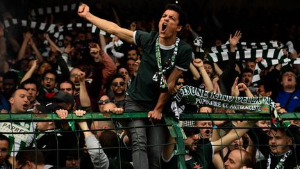 Les supporters du Red Star au stade Bauer, le 28 avril 2018.&nbsp; (CHRISTOPHE SIMON / AFP)