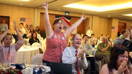 Cependant qu'&agrave; Singapour, les supporters de Barack Obama laissaient &eacute;clater leur joie, le 7 novembre 2012. (WONG MAYE / SIPA)