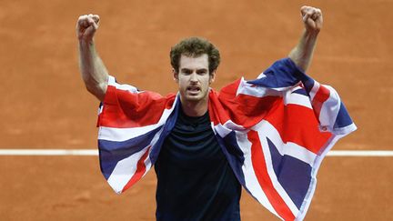 &nbsp; (C'est Andy Murray, numéro deux mondial, qui offre le trophée à la Grande-Bretagne. © Maxppp)