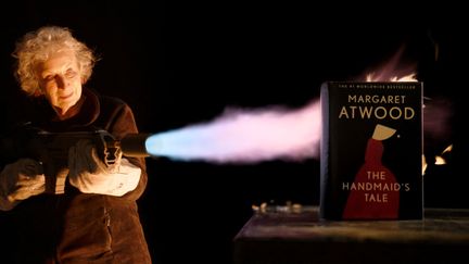 L'écrivaine canadienne&nbsp;Margaret Atwood tentant de brûler l'édition ignifuge de son roman avec un lance-flammes. (SOTHEBY'S / AFP)