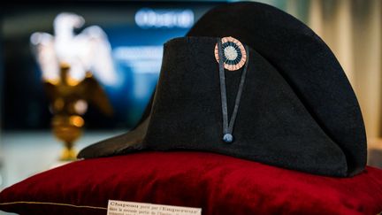 Un bicorne noir à cocarde rouge, blanche et bleue porté par l'empereur français Napoléon Ier de la collection Jean Louis Noisiez, est exposé avant une vente aux enchères à la maison de ventes Osenat à Paris le 6 novembre 2023. (DIMITAR DILKOFF / AFP)