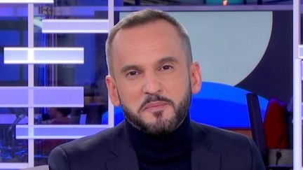 Le JT de franceinfo soir du lundi 23 janvier présenté par Jean-Christophe Galeazzi sur franceinfo est consultable en ligne en replay pour voir et revoir ce journal télévisé qui décrypte l'actualité. Retrouvez les dernières infos de la semaine, l'Eurozapping, les grands reportages, les interviews et les explications de la rédaction sur toute l’actualité nationale et internationale. (FRANCEINFO)