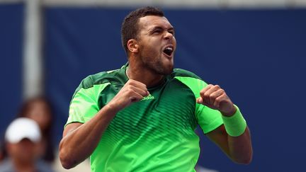 Jo-Wilfried Tsonga c&eacute;l&egrave;bre sa victoire contre le serbe Novak Djokovic en huiti&egrave;me de finale du tournoi de Toronto, le&nbsp;7 ao&ucirc;t 2014. (RONALD MARTINEZ / GETTY IMAGES / AFP)