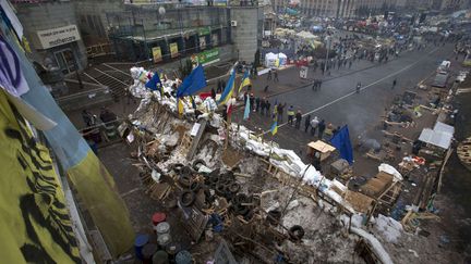 Des manifestants pro-Europe ont &eacute;rig&eacute; une barricade devant leur campement dress&eacute; place de l'Ind&eacute;pendance &agrave; Kiev (Ukraine), le 17 d&eacute;cembre 2013. (ALEXANDER ZEMLIANICHENKO / AP / SIPA)