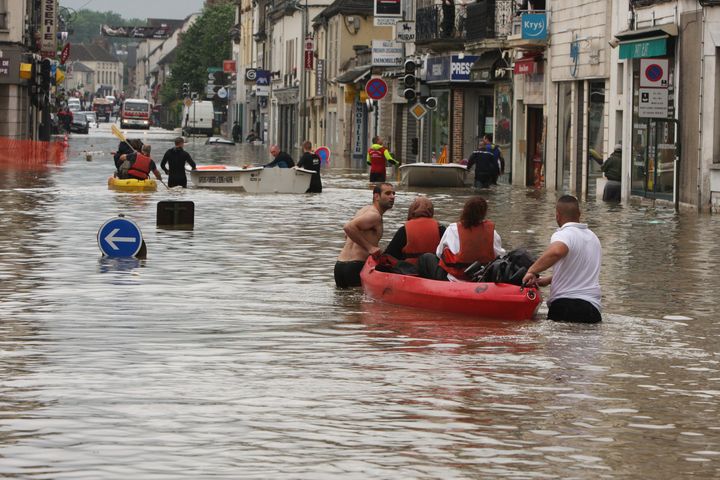 Des habitants de Nemours (Seine-et-Marne) évacués par des secouristes le 1er juin 2016 (MUSTAFA SEVGI / ANADOLU AGENCY / AFP)