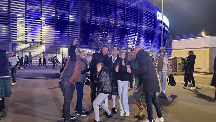 Des supporters français se prennent en photo avec des Ecossais devant le stade Pierre-Mauroy, mardi 17 octobre. (Hortense Leblanc)