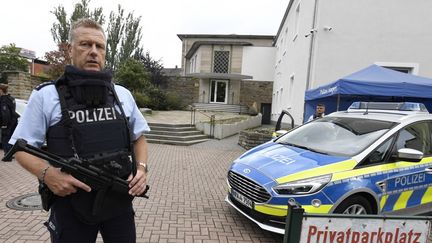 Un policier monte la garde près de la synagogue de Hagen (Allemagne), le 16 septembre 2021. (ROBERTO PFEIL / DPA / AFP)