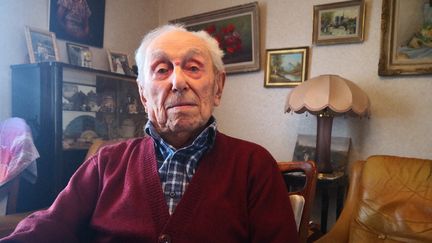 Marcel Meys, le doyen des Français, dans sa maison de Saint-Romain-en-Gal&nbsp;dans le Rhône, le 15 octobre 2019.&nbsp; (NINA VALETTE / FRANCE-BLEU ISÈRE)