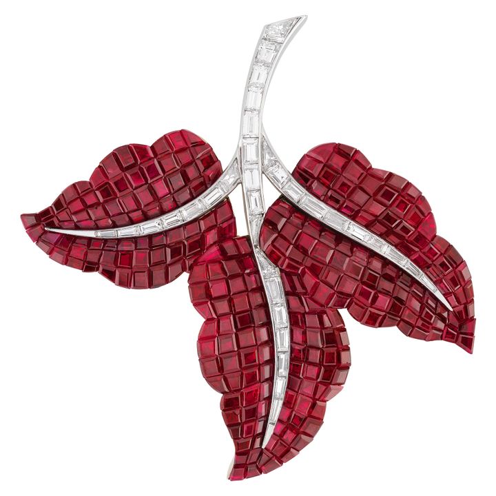 Clip Trois feuilles de 1955 (Platine, or jaune, Serti Mystérieux rubis, diamants). Collection Van Cleef &amp; Arpels Patrick Gries 
 (Van Cleef &amp; Arpels)