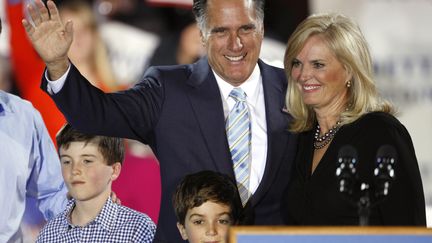 Le candidat r&eacute;publicain Mitt Romney avec sa femme Ann, le 24 avril 2012 &agrave; Manchester, dans le New Hampshire (Etats-Unis). (DOMINICK REUTER / REUTERS)