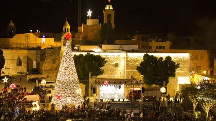 l’illumination de l’arbre de Noël géant à côté de l'église de la Nativité, sur la place de la Mangeoire, a donné le coup d’envoi des festivités.  (AGENCE Wisam Haslamoun / ANADOLU)