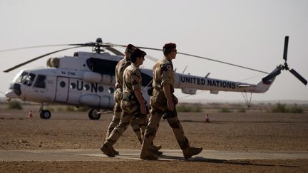 Des soldats traversent la base militaire fran&ccedil;aise de Gao (Mali), le 31 d&eacute;cembre 2013. (JOEL SAGET / AFP)