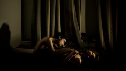 Jon et Alex, un couple homosexuel, dans une chambre de Saint-P&eacute;tersbourg (Russie), le 18 mai 2014. (MADS NISSEN / WORLD PRESS PHOTO)