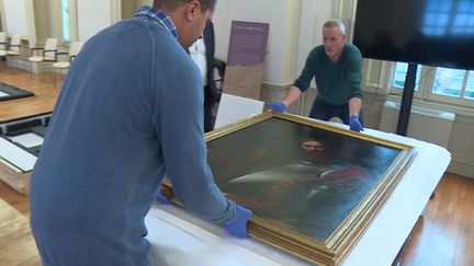 Le tableau a été installé avec précaution à l'hotel de ville de Soissons. (France 3 Picardie)