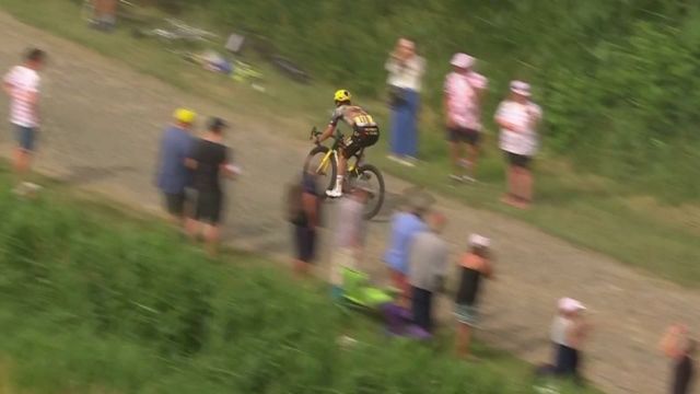 La journée cauchemardesque continue pour les Jumbo-Visma : après la chute de Van Aert et l'incident mécanique pour Vingegaard, c'est le leader Primoz Roglic qui se retrouve distancé du groupe des favoris, retardé par une chute. Le Slovène est totalement esseulé, il va perdre du temps.