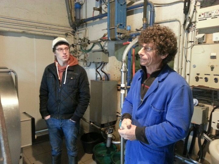 À gauche, Jarno, un Belge, vient se renseigner sur les&nbsp;pratiques d'agriculture biologique dans une exploitation de vaches laitières de&nbsp;Monthou-sur-Bièvre (Loir-et-Cher) (RADIO FRANCE / ANNE-LAURE BARRAL)