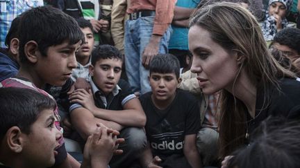 Angelina Jolie s'adresse à de jeunes réfugiés syriens dans un camp militaire jordanien, à la frontière entre la Syrie et la Jordanie (18 juin 2013)
 (O. Laban-Mattei / UNHCR / AFP)