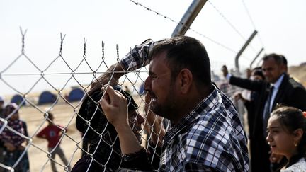 Des familles se retrouvent dans le camp de Khazir (Irak), à l'est de Mossoul, le 26 octobre 2016. (BULENT KILIC / AFP)