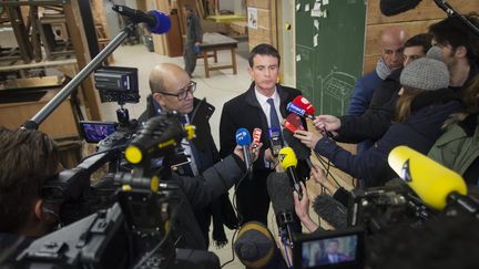 L'ancien Premier ministre et candidat à la primaire, Manuel Valls, en visite dans une entreprise de Lamballe, avec le président de la région Bretagne, Jean-Yves Le Drian, le 17 janvier 2017. (JEREMIAS GONZALEZ / MAXPPP)