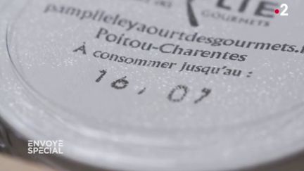 Dates limites de consommation : quand un fabricant fournit involontairement la preuve qu'elles pourraient être allongées (ENVOYÉ SPÉCIAL  / FRANCE 2)