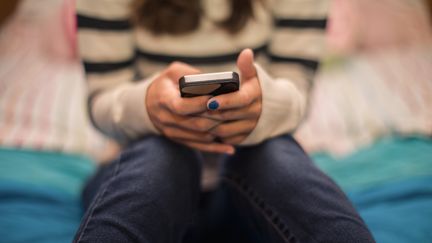 Selon le CNRS, la pratique des SMS n'aurait pas de cons&eacute;quences n&eacute;fastes sur l'orthographe des adolescents. (C. DITTY / CULTURA CREATIVE / AFP)