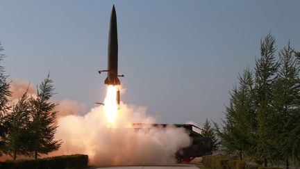 Image diffusée par l'agence de presse officielle nord-coréenne, le 10 mai 2019, montrant un tir par l'Armée populaire de Corée, la force armée de la Corée du Nord, le 9 mai.&nbsp; (KCNA VIA KNS / AFP)