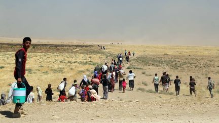 Des milliers de Y&eacute;zidis fuient les combattants de l'Etat islamique &agrave; travers les monts Sinjar, dans le nord de l'Irak, le 9 ao&ucirc;t 2014. (EMRAH YORULMAZ / ANADOLU AGENCY / AFP)