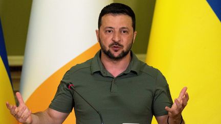 Le président ukrainien Volodymyr Zelensky lors d'une conférence de presse, à Kiev, la capitale ukrainienne, le 19 juillet 2023. (CLODAGH KILCOYNE / AFP)