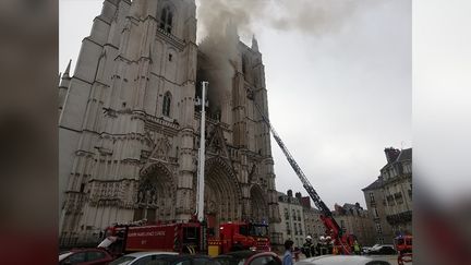 La cathédrale de Nantes touchée par un incendie, le 18 juillet 2020. (JULIE MUNCH / RADIO FRANCE)