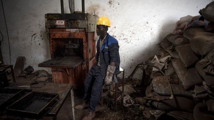 Le mélange de plastique et de sable est cuit au four dans les moules et ressort sous forme de pavés. Des pavés qui «s'avèrent plus solides que les blocs de béton» utilisés d'habitude pour faire des trottoirs ou paver des routes, assure M. Boateng.

	 
  (Cristina ALDEHUELA / AFP)