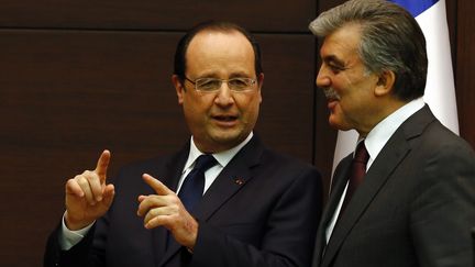 Le pr&eacute;sident fran&ccedil;ais Fran&ccedil;ois Hollande et son homologue turc, le pr&eacute;sident Abdullah G&uuml;l, lors d'une conf&eacute;rence de&nbsp;presse commune, &agrave; Ankara (Turquie), le 27 janvier 2013. (MURAT KAYNAK / ANADOLU AGENCY / AFP)