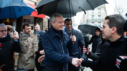 Le ministre de l'Economie et des Finances Bruno Le Maire, aux côtés des commerçants parisiens, le 9 décembre 2018. (MAXPPP)