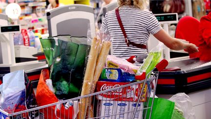 Un chariot de supermarché plein de victuailles. (JULIO PELAEZ / MAXPPP)