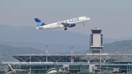 Un avion de la compagnie Aigle Azur, à l'aéroport de Mulhouse (Haut-Rhin), le 19 juin 2013.&nbsp; (SEBASTIEN BOZON / AFP)