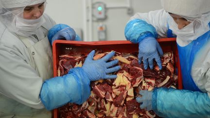 Des ouvri&egrave;res roumaines conditionnant de la viande, le 12 f&eacute;vrier 2013, pr&egrave;s de Bucarest. (DANIEL MIHAILESCU / AFP)