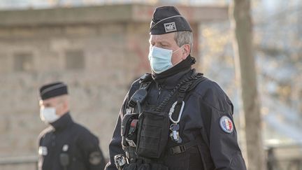 Des policiers avec des masques chirurgicaux à Paris, le 1er avril 2020 (photo d'illustration). (LUC NOBOUT / MAXPPP)