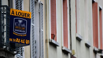 Un panneau "A louer" dans une rue de Bourg-en-Bresse (Ain), le 16 janvier 2019. (Photo d'illustration) (MAXPPP)