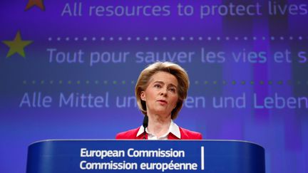 La présidente de la Commission européenne Ursula von der Leyen lors d'une conférence de presse sur les efforts faits pour limiter l'impact économique de l'épidémie de coronavirus, à Bruxelles, le 2 avril 2020. (FRANCOIS LENOIR / POOL / AFP)