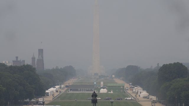 Plus au sud, à Washington, la fumée restait grise, mais occultait déjà l'obélisque du National Monument, le 7 juin 2023. (JIM WATSON / AFP)