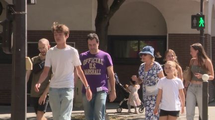 Avec la rentrée scolaire, lundi 2 septembre, les parents se trouvent dans la délicate position dans laquelle ils doivent soutenir leurs enfants tout en leur mettant des limites. (France 2)